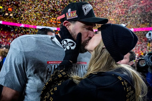 NFL:n sisempi laitahyökkääjä Travis Kelce ilmoitti kihlauksestaan Taylor Alison Swiftin kanssa